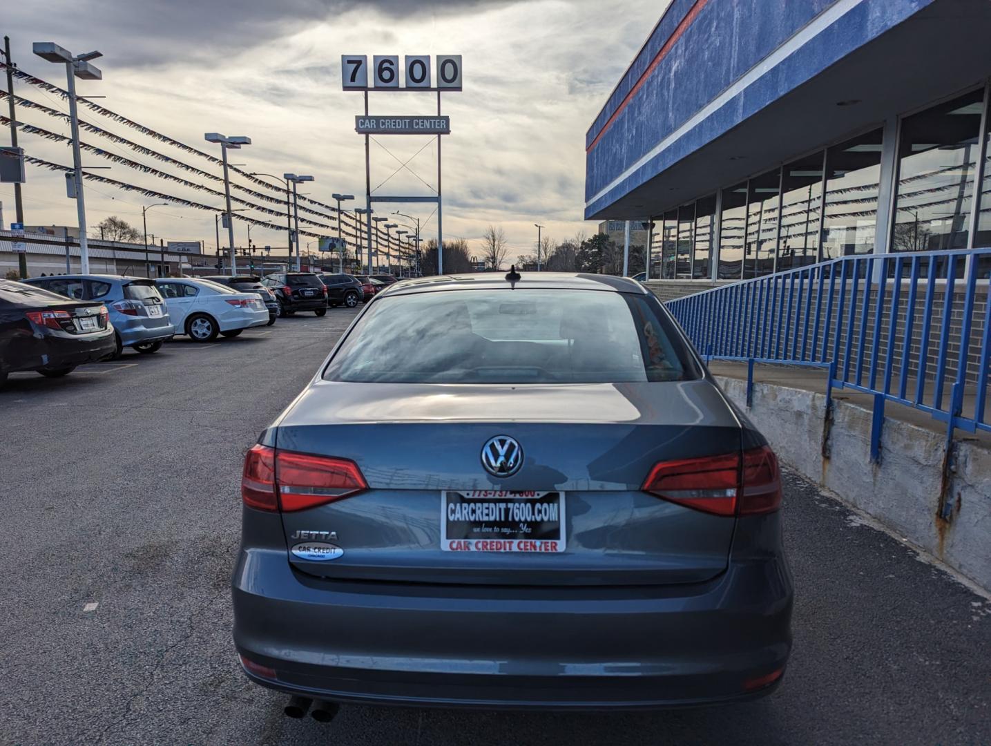 2015 GRAY Volkswagen Jetta S 5M (3VW2K7AJ3FM) with an 2.0L L4 DOHC 20V engine, 5-Speed Manual transmission, located at 7600 S Western Ave., Chicago, IL, 60620, (773) 918-3980, 0.000000, 0.000000 - Photo#3